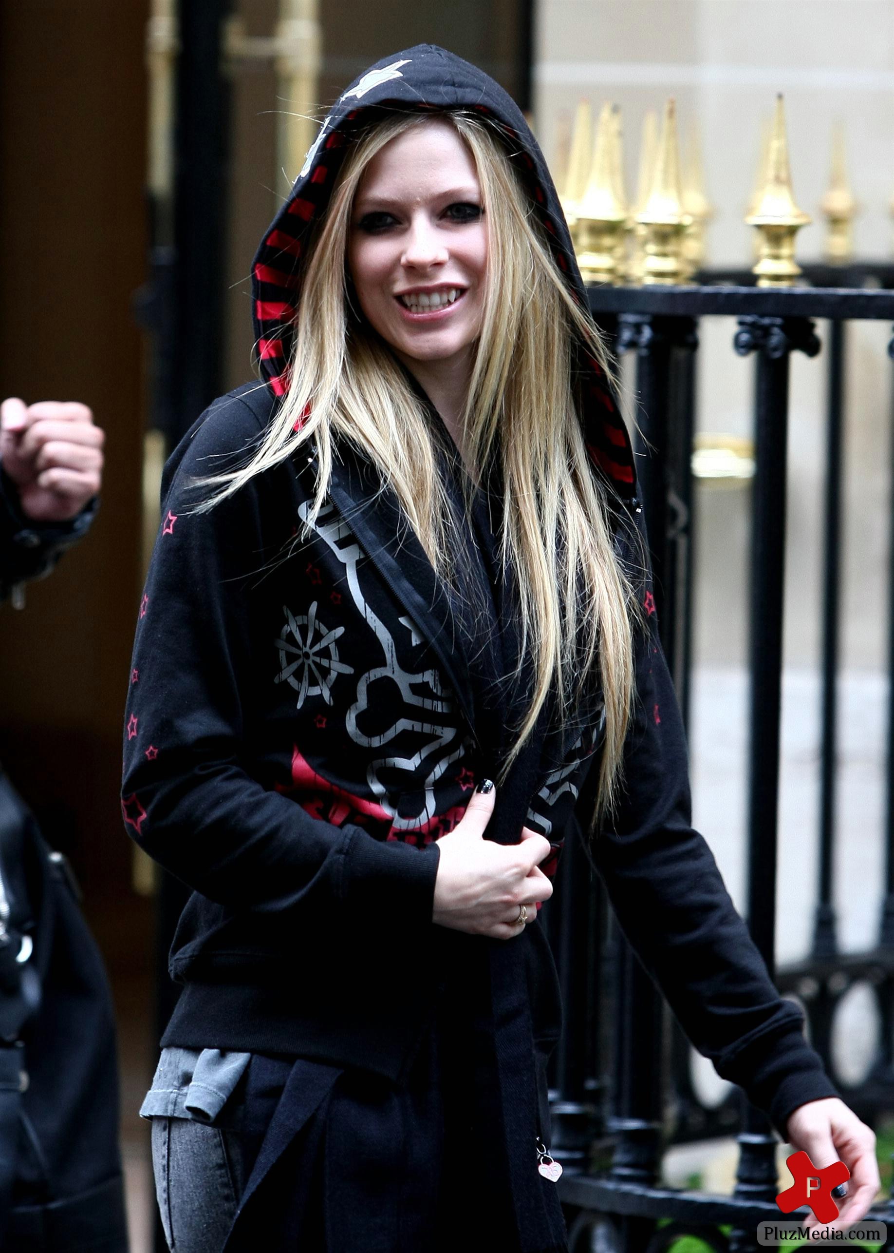 Avril Lavigne is all smiles as she leaves her Paris hotel photos | Picture 77876